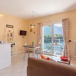 アパート With Balcony And Private Parking