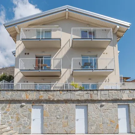 With Balcony And Private Parking Apartamento